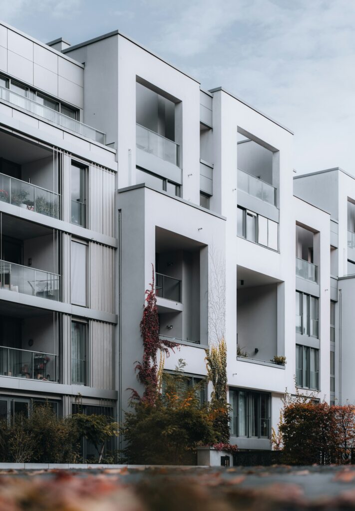 Wohngebäude mit Balkonen und begrünten Außenflächen