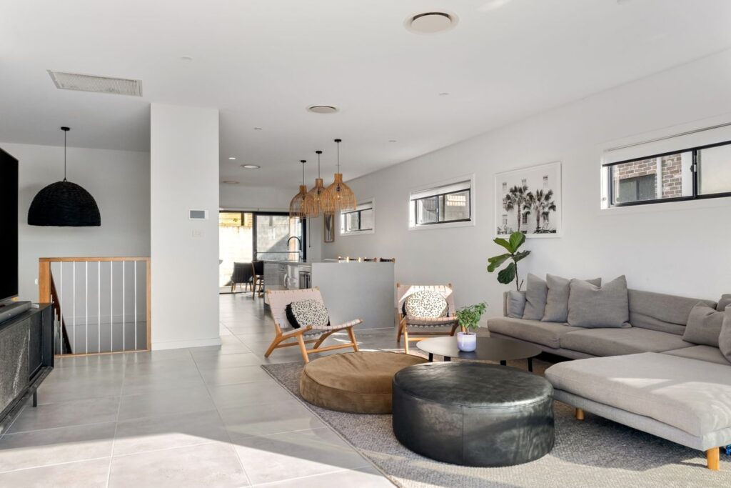 Helles Wohnzimmer mit natürlichem Licht und moderner Einrichtung